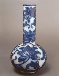 Botella de vidrio camafeo azul y blanco chino, período Chien Lung (1736-95)